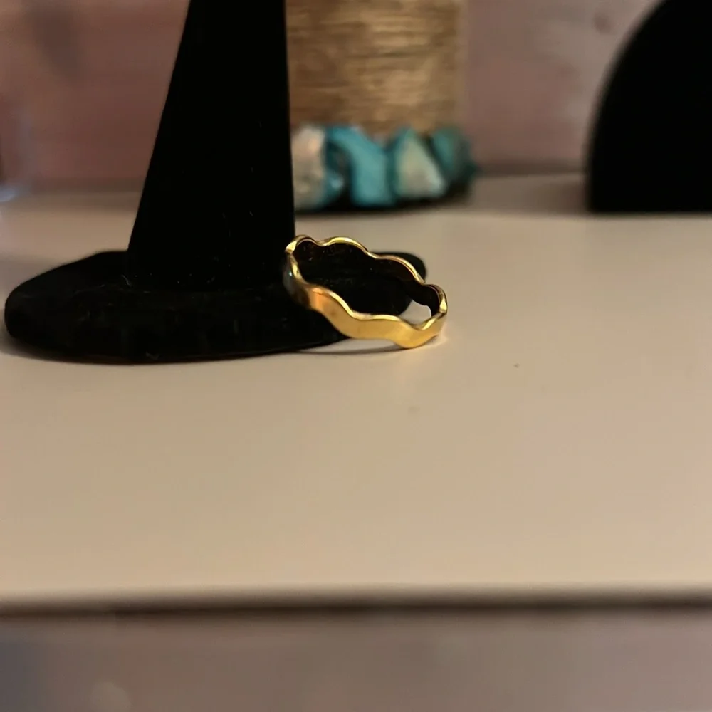 VINTAGE Avon Elegant Gold-Tone Wavy Ring, Size 8.75 - Picture 4 of 5